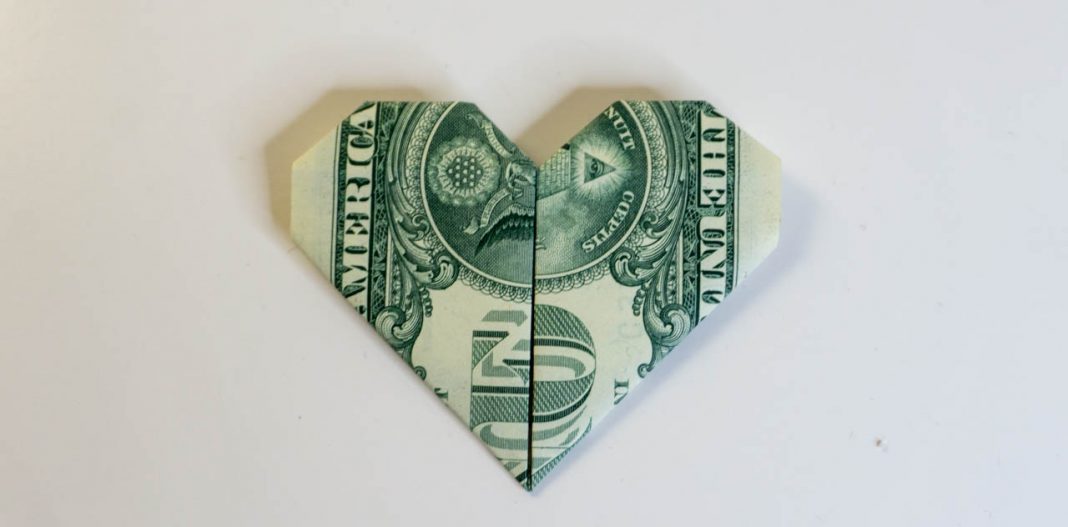 4 Different Ways to Make an Origami Money Heart - diy-magazine.com