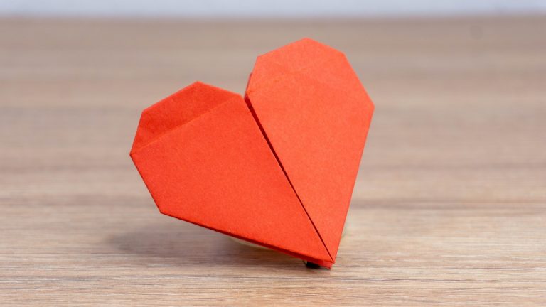 How to Make an Easy Origami Heart How to Make an Easy Origami Heart