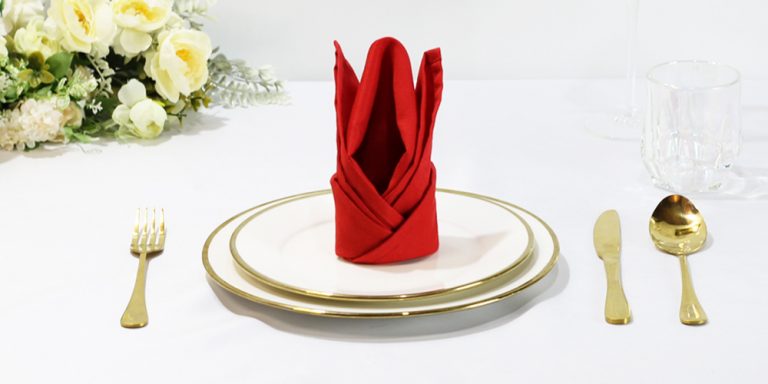 ➥ A Detailed Guide on How to Make the Classic Rosebud Napkin Fold