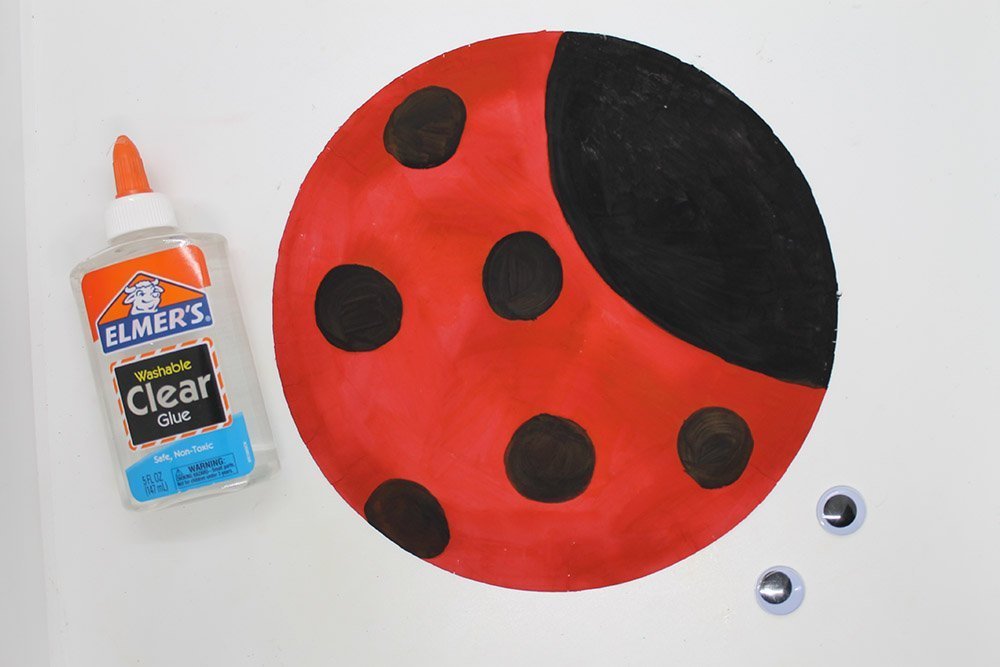 How To Make a Paper Plate Ladybug - Step 5