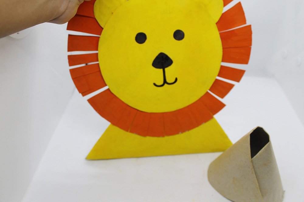 How To Make a Paper Plate Lion - Step 24