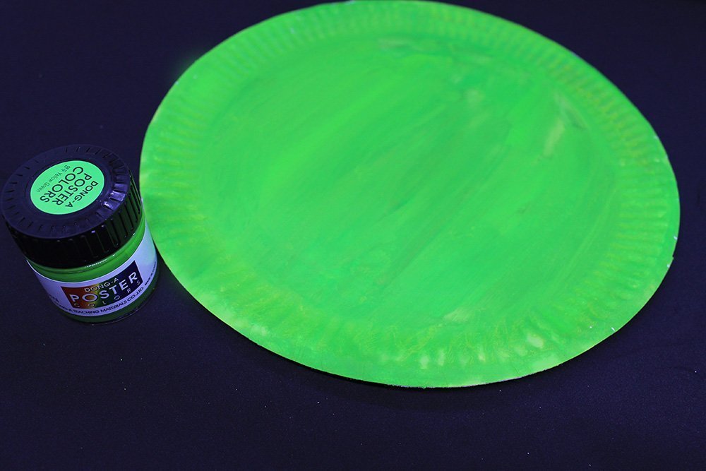 How to Make a Paper Plate Frog - Step 10