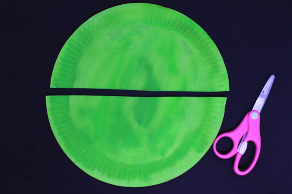 How to Make a Paper Plate Frog - Step 17