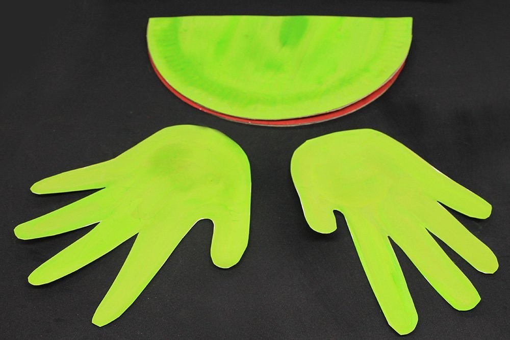 How to Make a Paper Plate Frog - Step 27