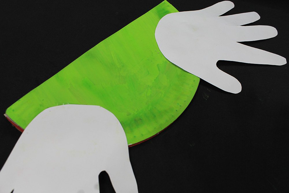 How to Make a Paper Plate Frog - Step 30