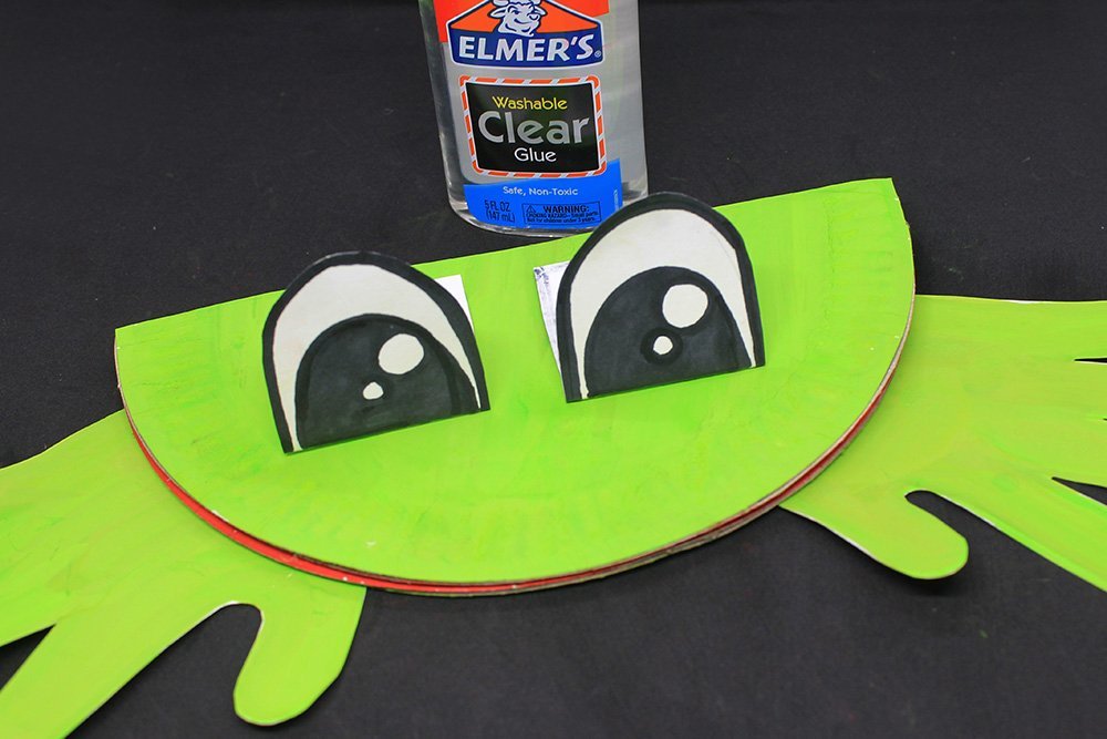 How to Make a Paper Plate Frog - Step 39