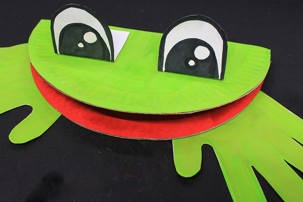 How to Make a Paper Plate Frog - Step 43