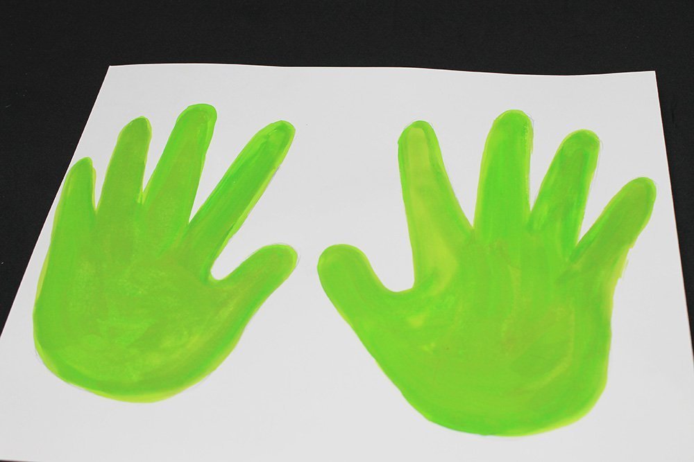 How to Make a Paper Plate Frog - Step 6