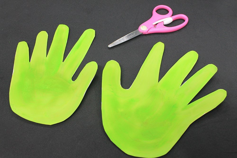 How to Make a Paper Plate Frog - Step 8