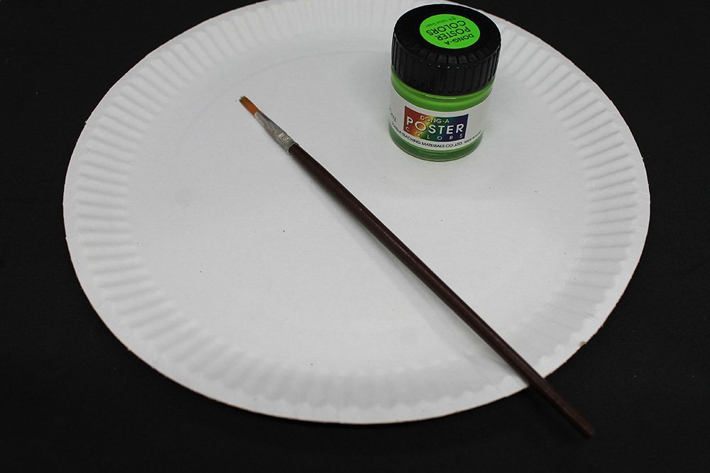 How to Make a Paper Plate Frog - Step 9