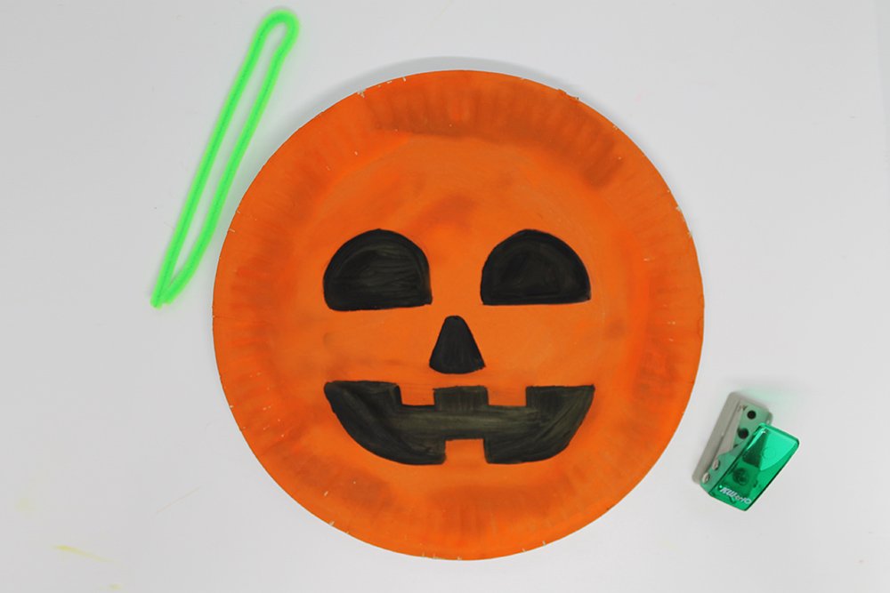 How to Make a Paper Plate Pumpkin - Step 3