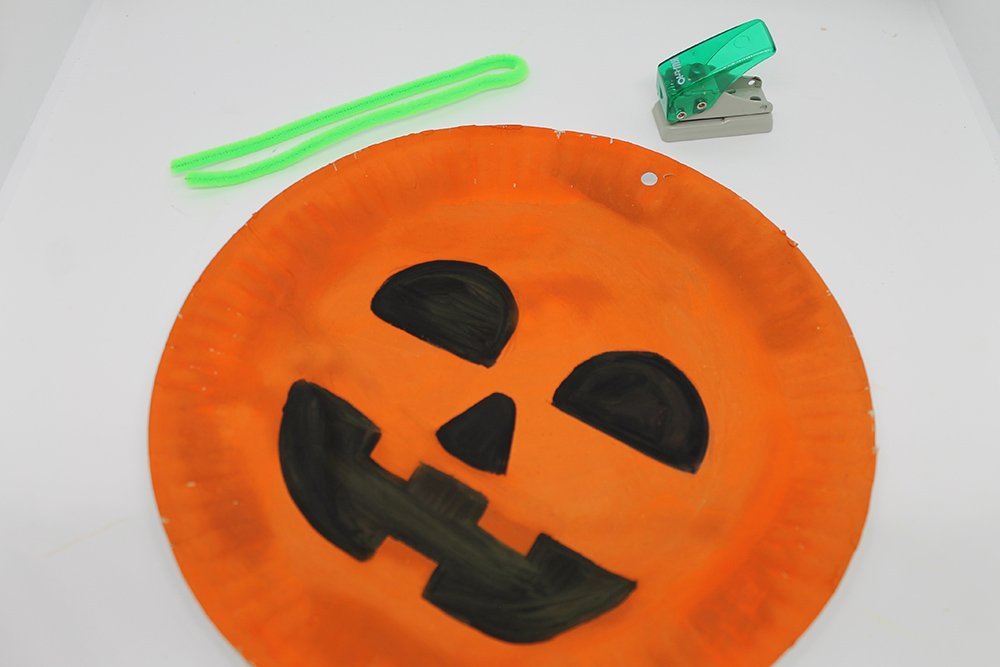 How to Make a Paper Plate Pumpkin - Step 4
