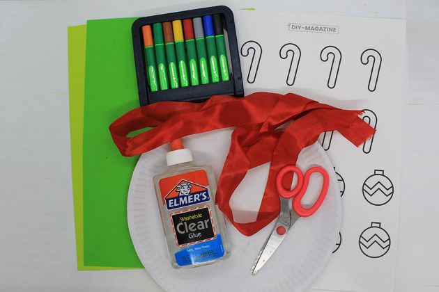Paper Plate Christmas Wreath for Kids - diy-magazine.com