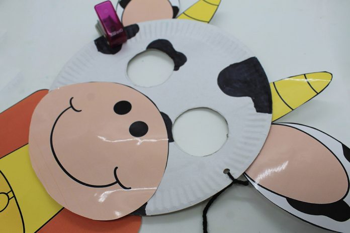 Cute Paper Plate Cow Mask | Free Printable Sheet - diy-magazine.com