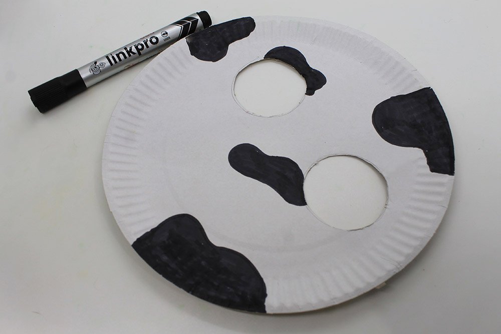 How to Make a Paper Plate Cow - Step 6