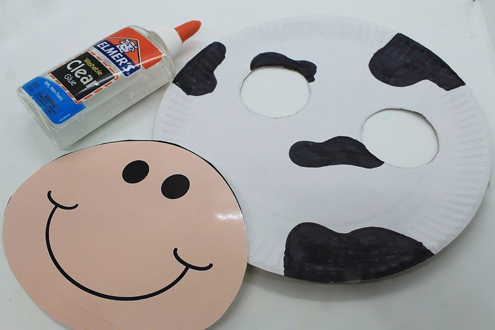 How to Make a Paper Plate Cow - Step 9
