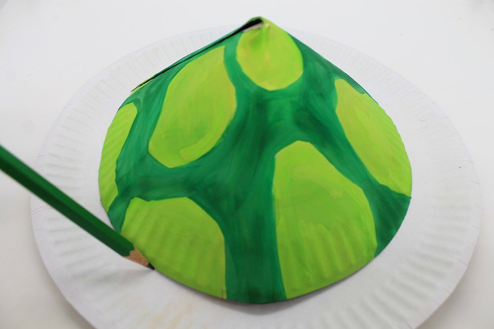 How to Make a Paper Plate Turtle - Step 22
