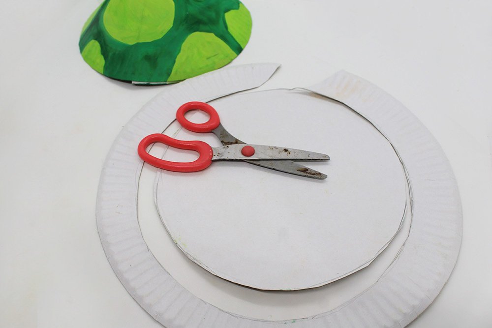 How to Make a Paper Plate Turtle - Step 24
