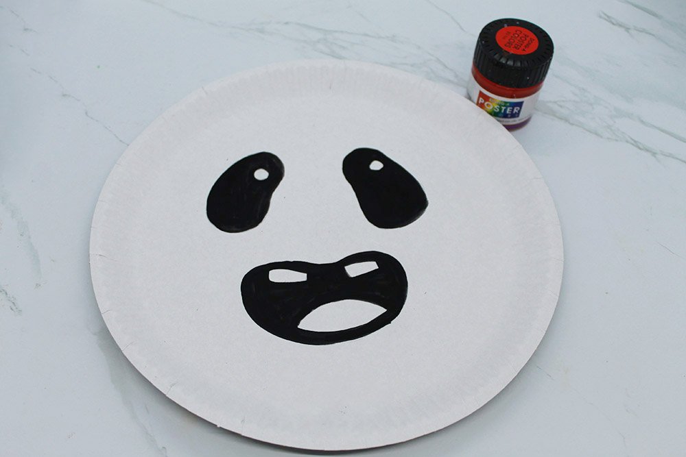 How to Make a Paper Plate Ghost - Step 4