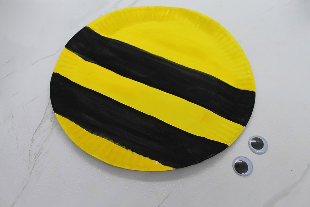 How to Make a Paper Plate Bee - Step 010