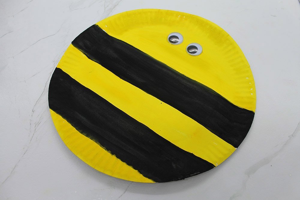 How to Make a Paper Plate Bee - Step 011