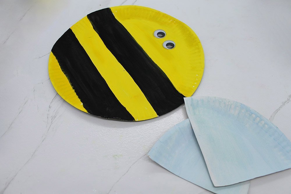 How to Make a Paper Plate Bee - Step 012