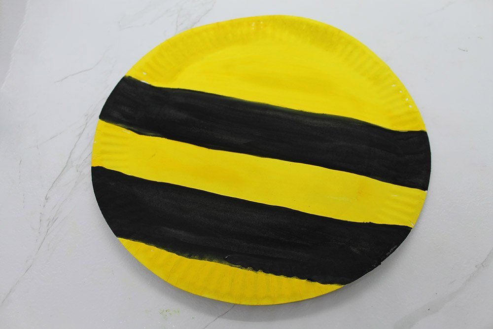 How to Make a Paper Plate Bee - Step 09