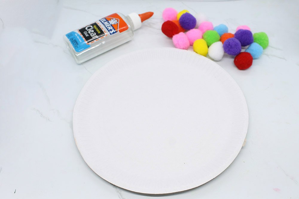 How To Make a Paper Plate Clown - Step 01