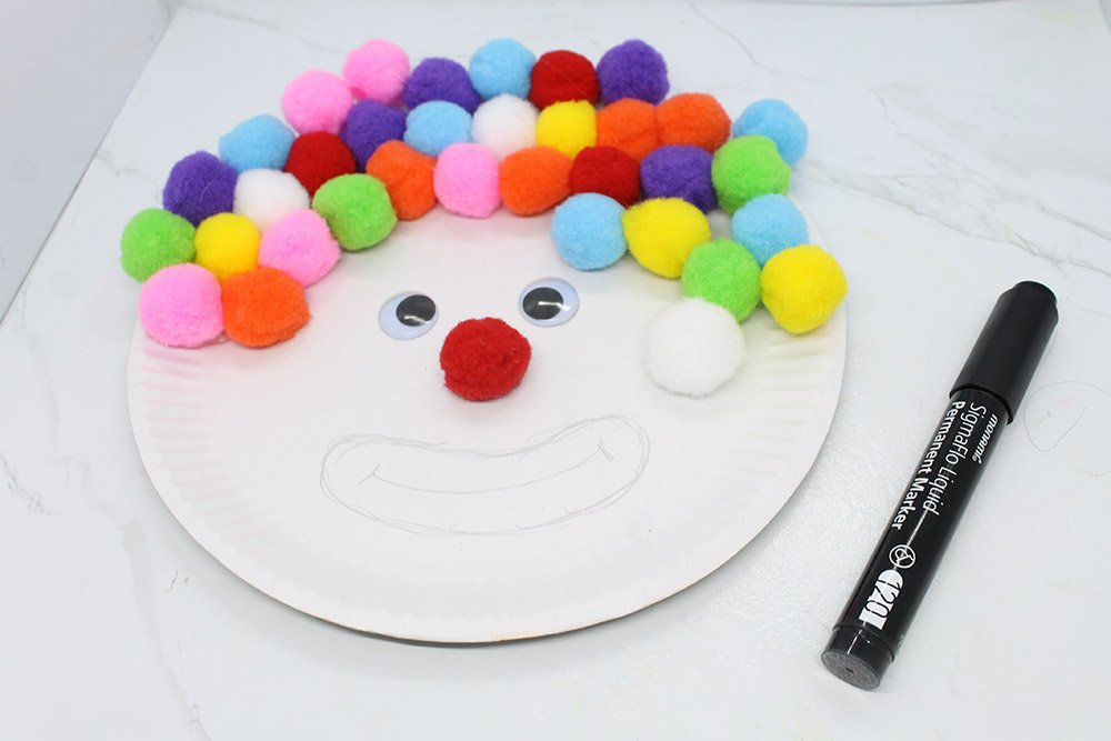 How To Make a Paper Plate Clown - Step 05