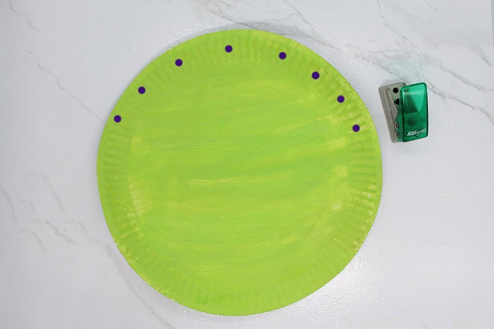 How to Make a Paper Plate Witch - Step 017