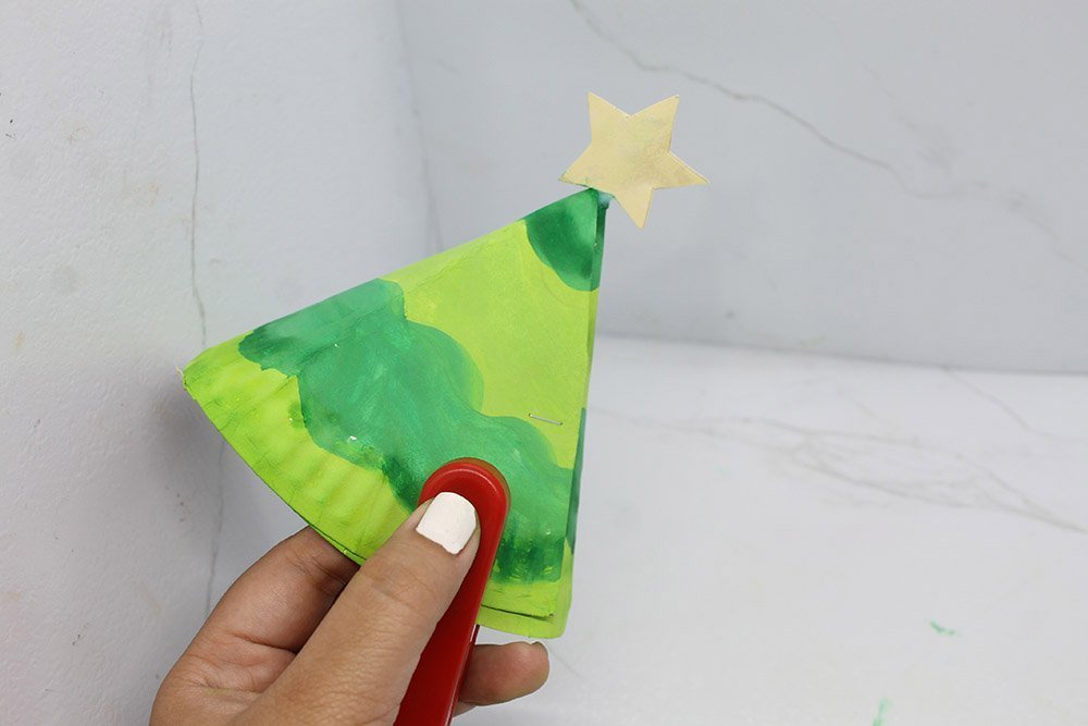 How to Make a Paper Plate Christmas Tree - Step 015