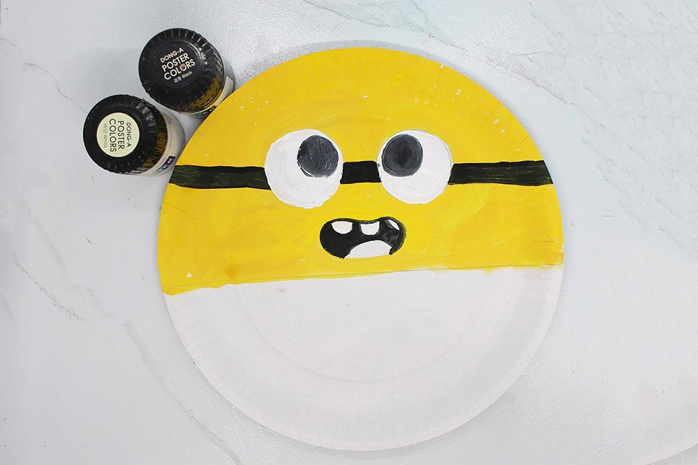 How To Make a Paper Plate Minion - Step 7