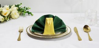 How to Do a Turkey Napkin Fold Thumbnail