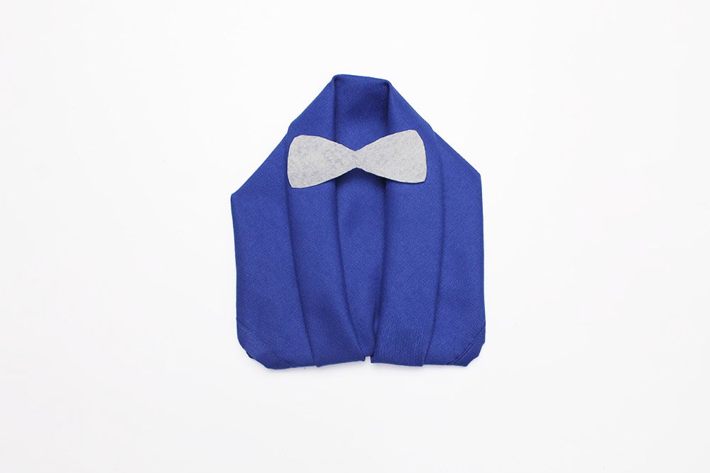 how_to_make_a_tuxedo_napkin_fold_finished