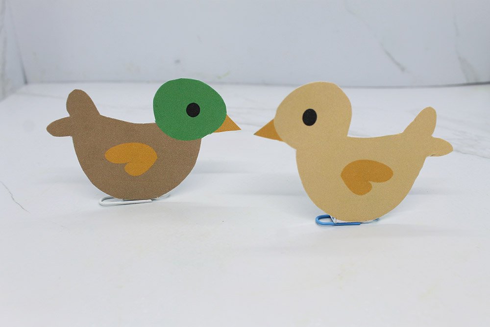 How To Make a Paper Plate Duck - Step 010