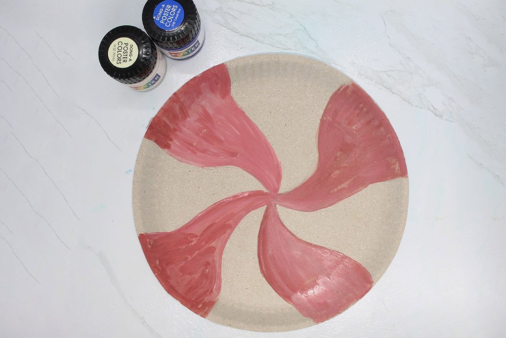 how_to_make_a_paper_plate_lollipop_craft_step_4